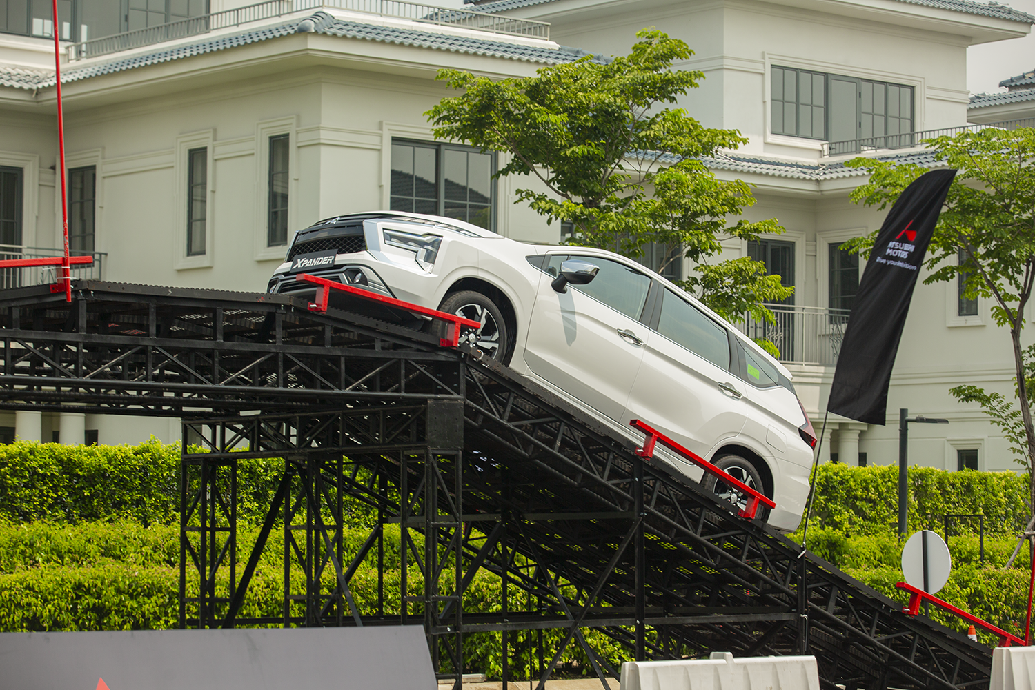 Xe Mitsubishi Xpander thử nghiệm vượt dốc tại sân thi