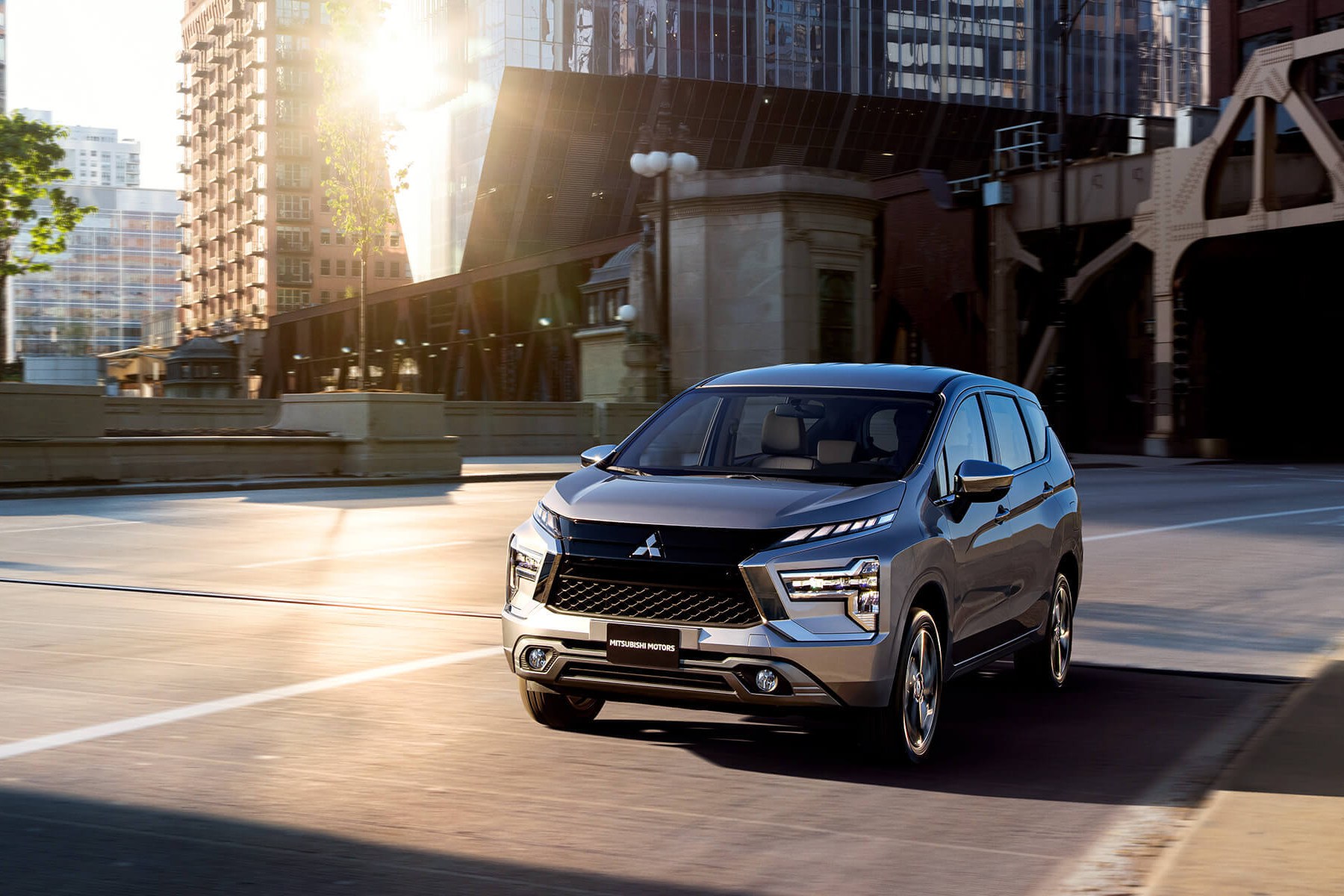 Mitsubishi Xpander ngoại thất vận hành trên đường phố