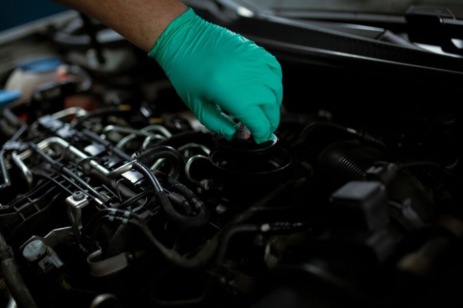 Kỹ thuật viên kiểm tra động cơ trong chương trình ưu đãi dịch vụ Mitsubishi tháng 9