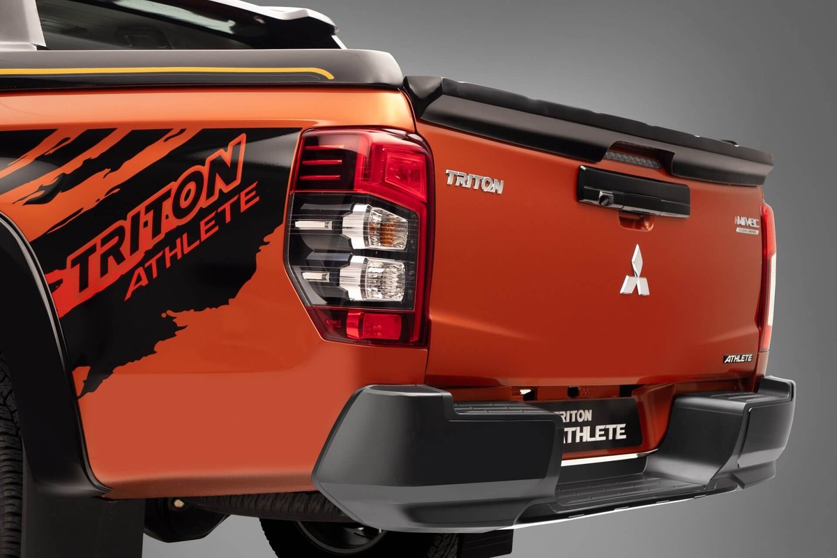 Đuôi xe và cụm đèn hậu Mitsubishi Triton Athlete