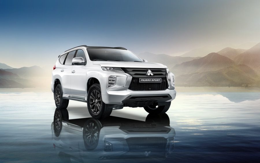 Mitsubishi Pajero Sport góc 3/4 trước bên hồ núi lúc hoàng hôn