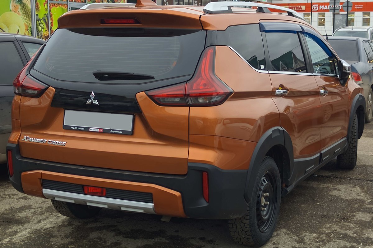 Mitsubishi Xpander Cross màu cam nhìn từ phía sau